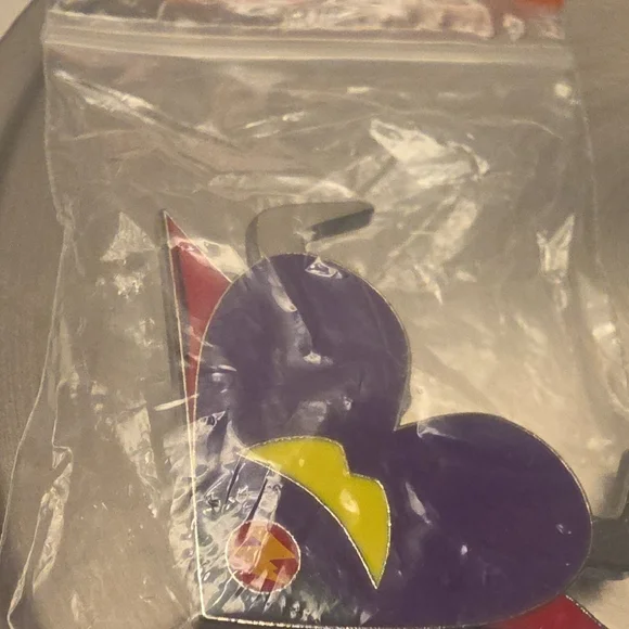 Disney Pin - Limited Edition of 340 - Disney Rare Heart Collector Trading Pin - Picture 3 of 4
